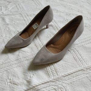 Light grey suede-like kitten heels